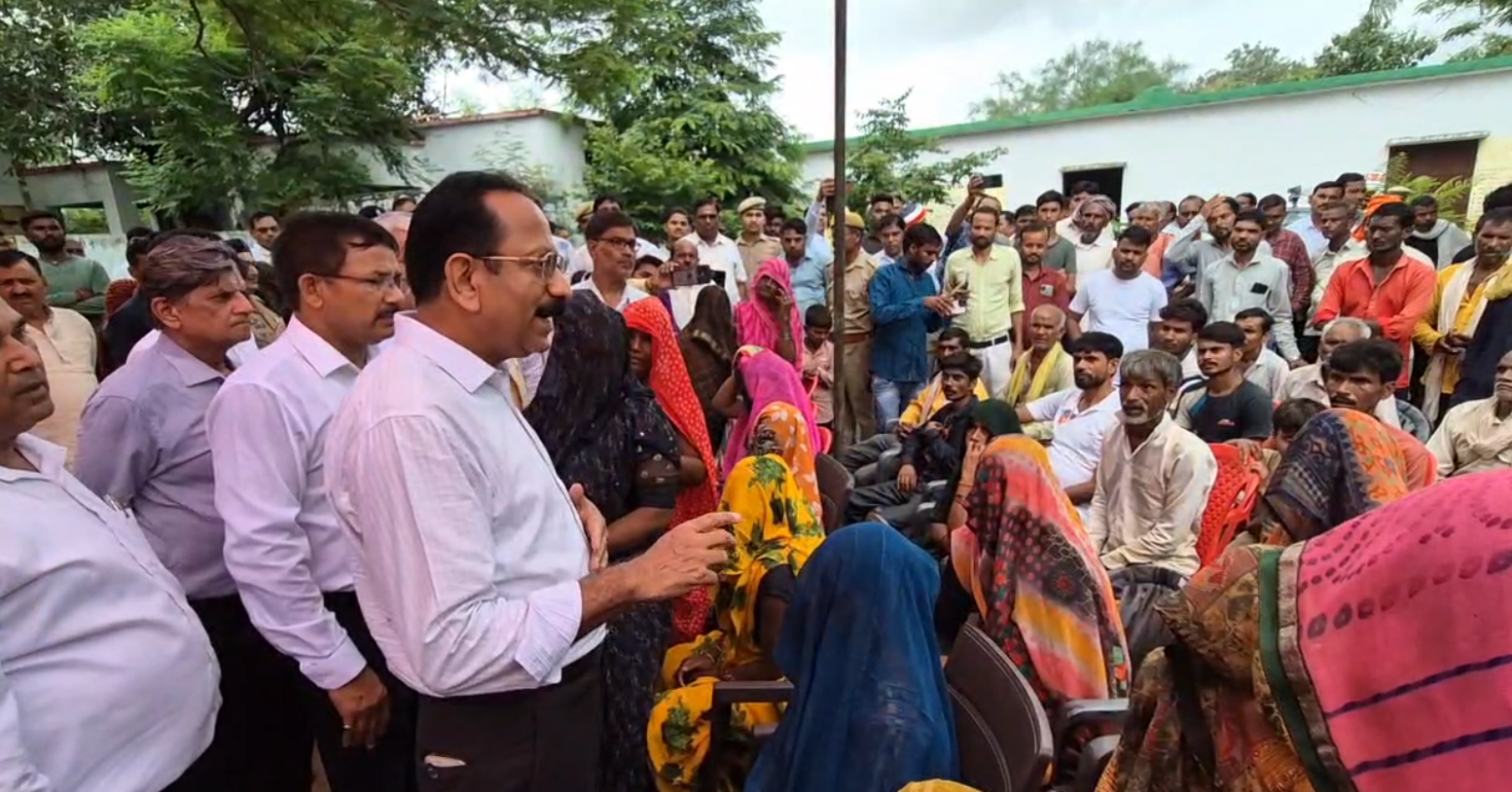 जालौन के बाढ़ प्रभावित इलाकों का कमिश्नर और डीआईजी ने किया निरीक्षण
