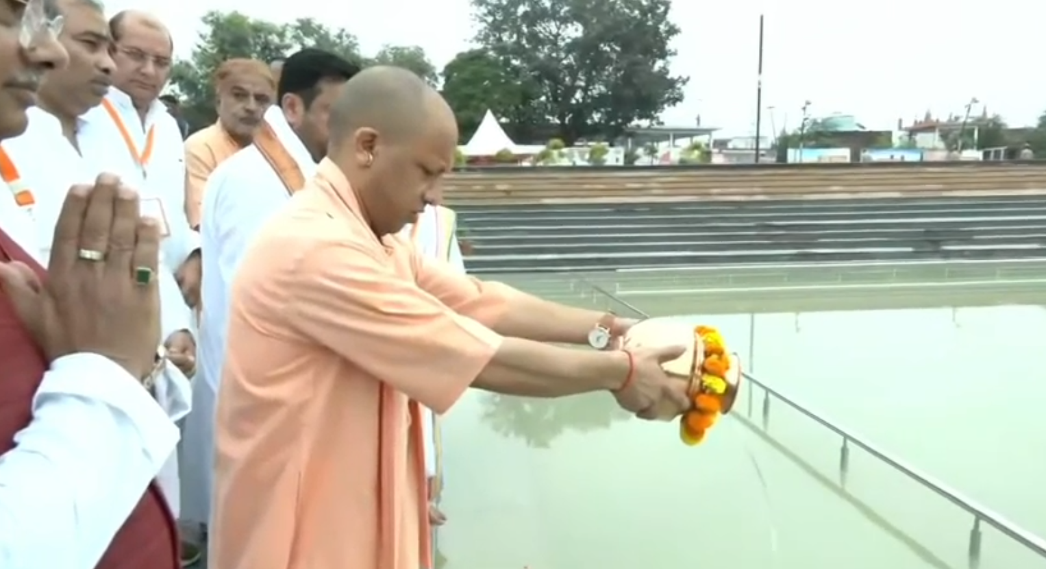 उत्तर प्रदेश के मुख्यमंत्री योगी आदित्यनाथ सोमवार को सहारनपुर के गोगा जाहरवीर महाडी में पहुंचे।