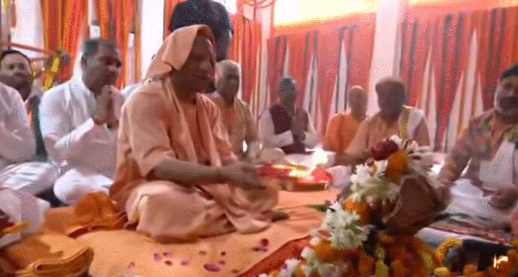 उत्तर प्रदेश के मुख्यमंत्री योगी आदित्यनाथ सोमवार को सहारनपुर के गोगा जाहरवीर महाडी में पहुंचे।