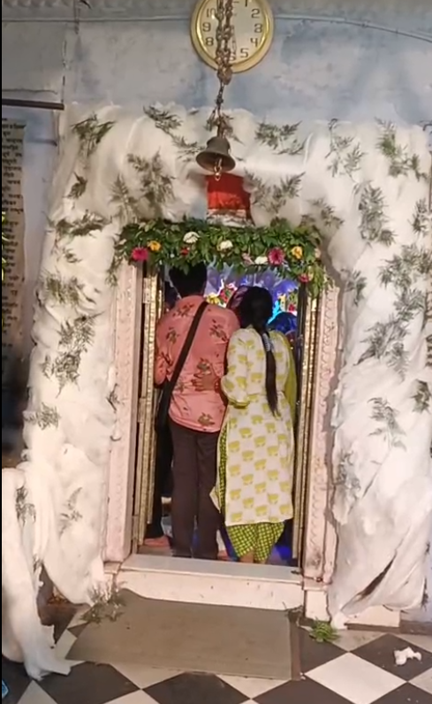 वाराणसी मे आत्माविरेश्वर महादेव मंदिर मे लगी आग. नौ लोग झूलसे.