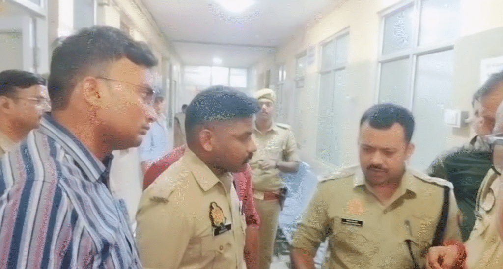 वाराणसी मे आत्माविरेश्वर महादेव मंदिर मे लगी आग. नौ लोग झूलसे.