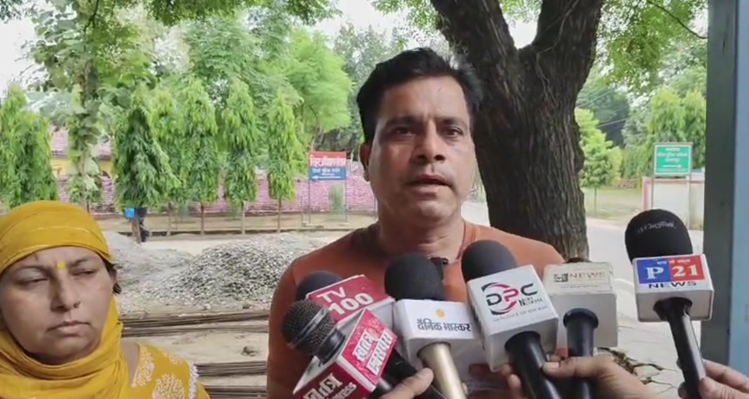 दुकान को कब्जा मुक्त कराने के लिए युवक बजुर्ग बीमार माँ को लेकर एस एसपी से लगाई गुहार