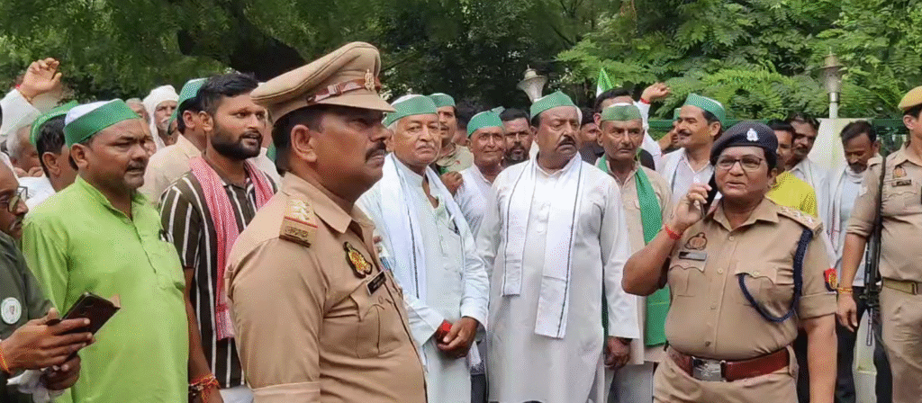 किसानों ने तिरंगा यात्रा निकालकर