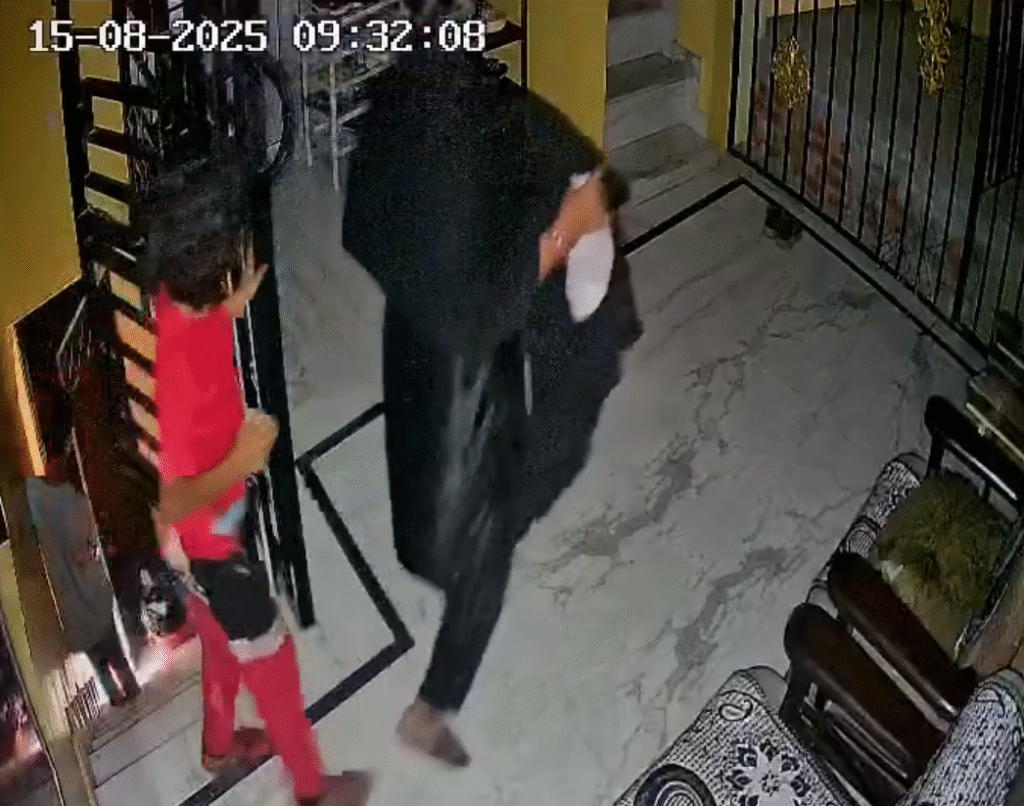 सहारनपुर में दिन दहाड़े हड़कंप! महिला चोर बच्चों संग घुसी घर में, CCTV में कैद बेखौफ चोरी