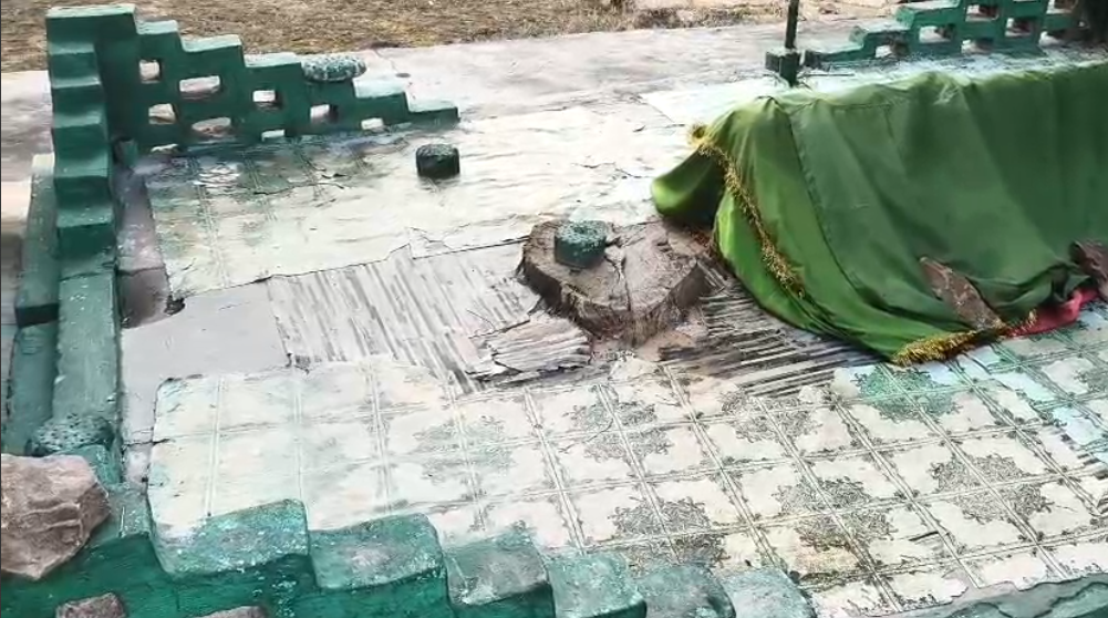 मिर्जापुर जिले के केड़वर ग्राम सभा हिन्दु समाज के मन्दिर को बदल कर मुस्लिम सम्प्रदाय की मजार बनाने का मामला