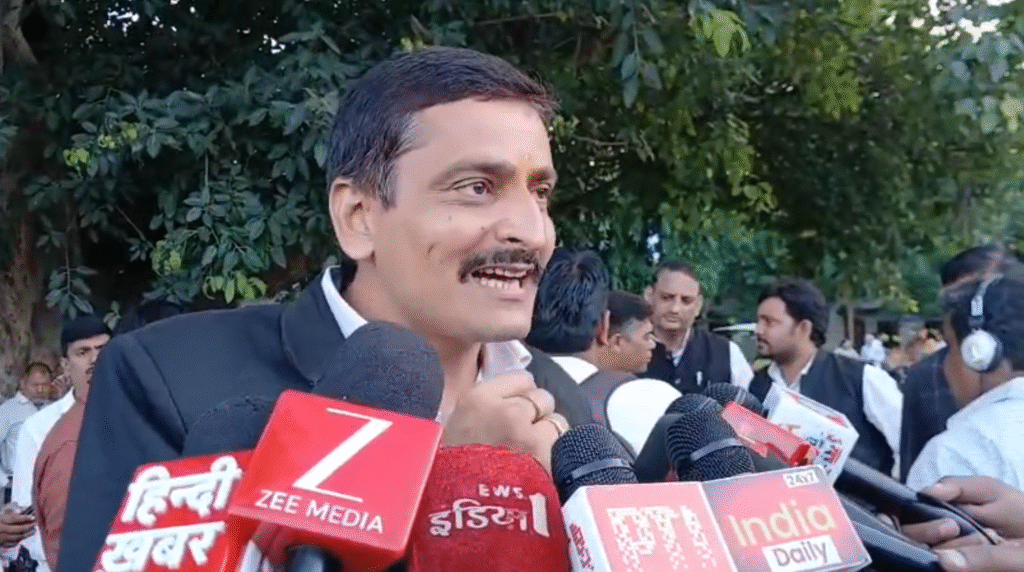 भोजपुरी के पावर स्टार पवन सिंह पर ठगी का आरोप, वाराणसी कोर्ट ने मुकदमा दर्ज करने का दिया आदेश