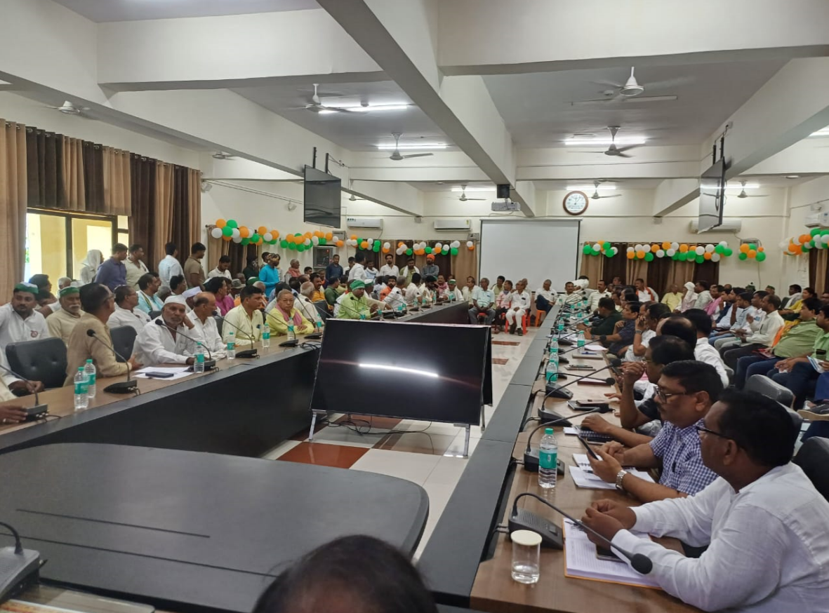 डीएम के सामने किसानों ने उठाया जमीन अधिग्रहण का मुद्दा..?