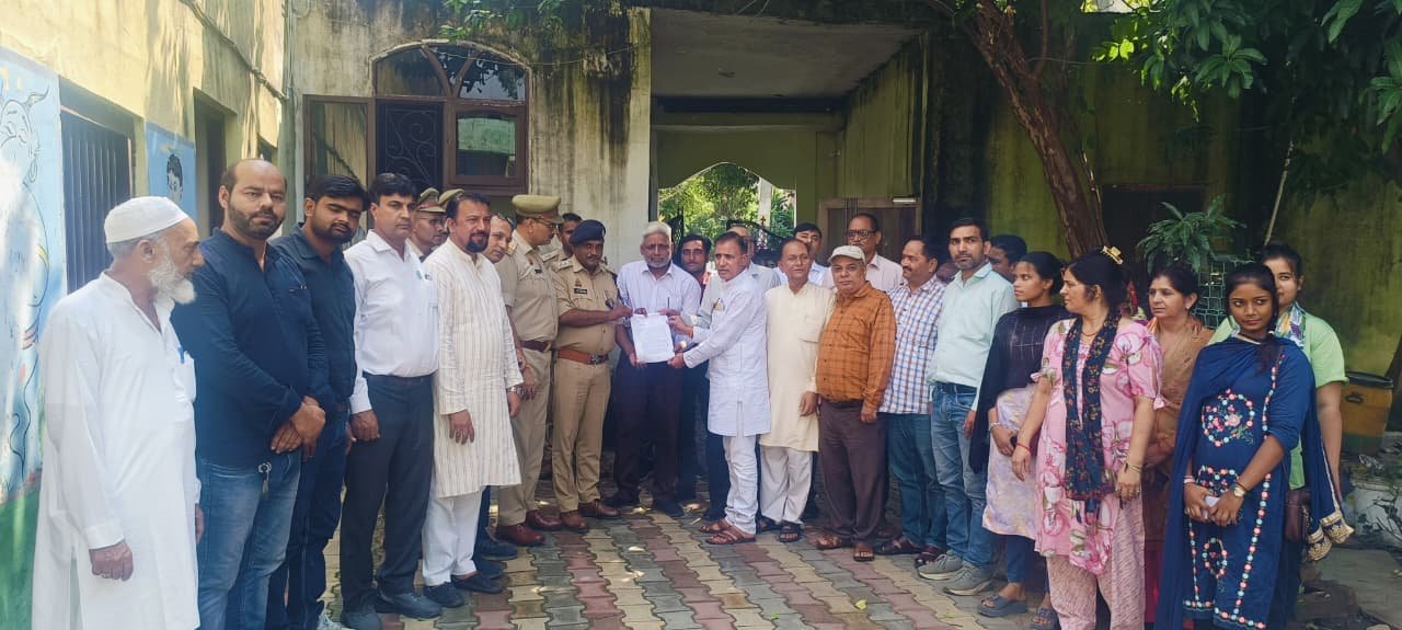 सहारनपुर में हाउस अरेस्ट: शिक्षक संघ अध्यक्ष डॉ. अशोक मलिक ने शिक्षा विभाग पर भ्रष्टाचार के लगाए गंभीर आरोप1