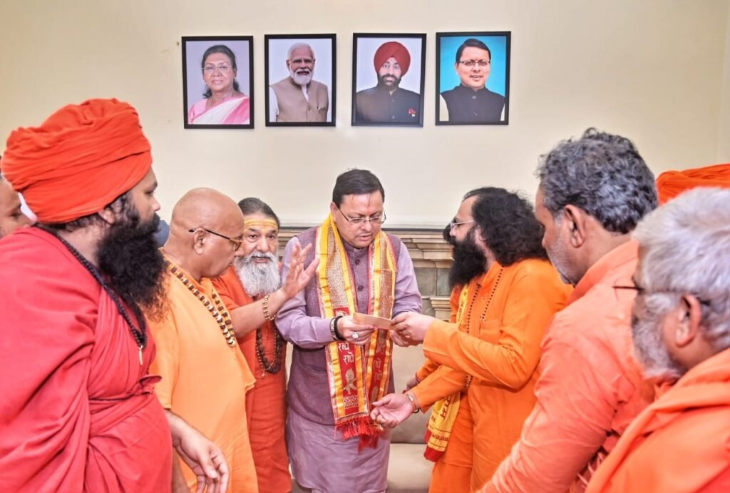 अखाड़ा परिषद ने आपदा राहत में निभाई अग्रणी भूमिका, मुख्यमंत्री श्री पुष्कर सिंह धामी ने किया संत समाज के योगदान का अभिनंदन