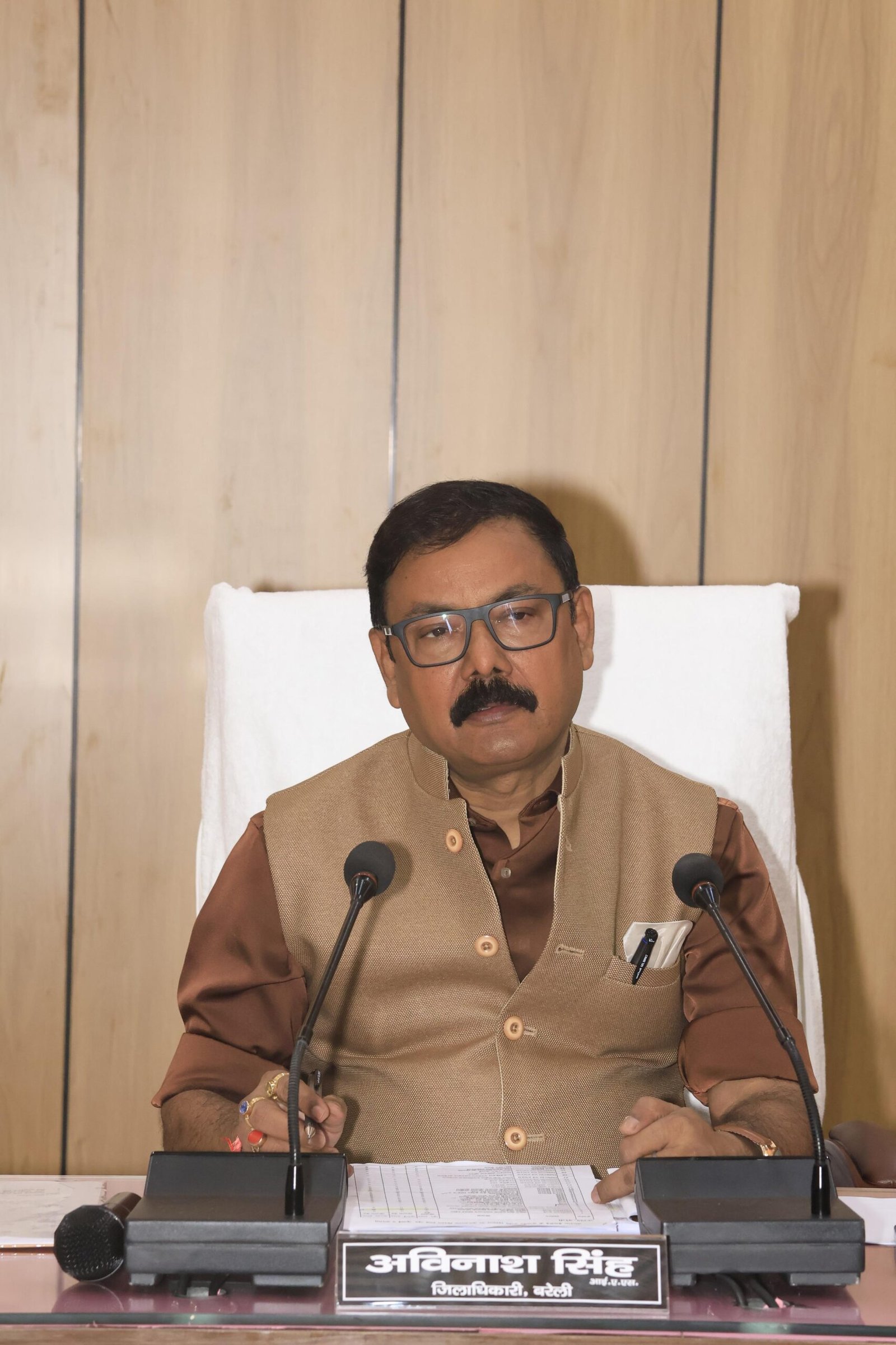 फैमिली आईडी मिशन में फेल अधिकारी, डीएम का बड़ा एक्शन – 12 अधिशासी अधिकारियों का वेतन रोका गया,