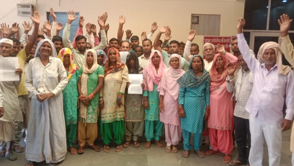 वन विभाग के बेदखली नोटिस पर जताया विरोध, लोगों ने कलक्ट्रेट पर किया प्रदर्शन