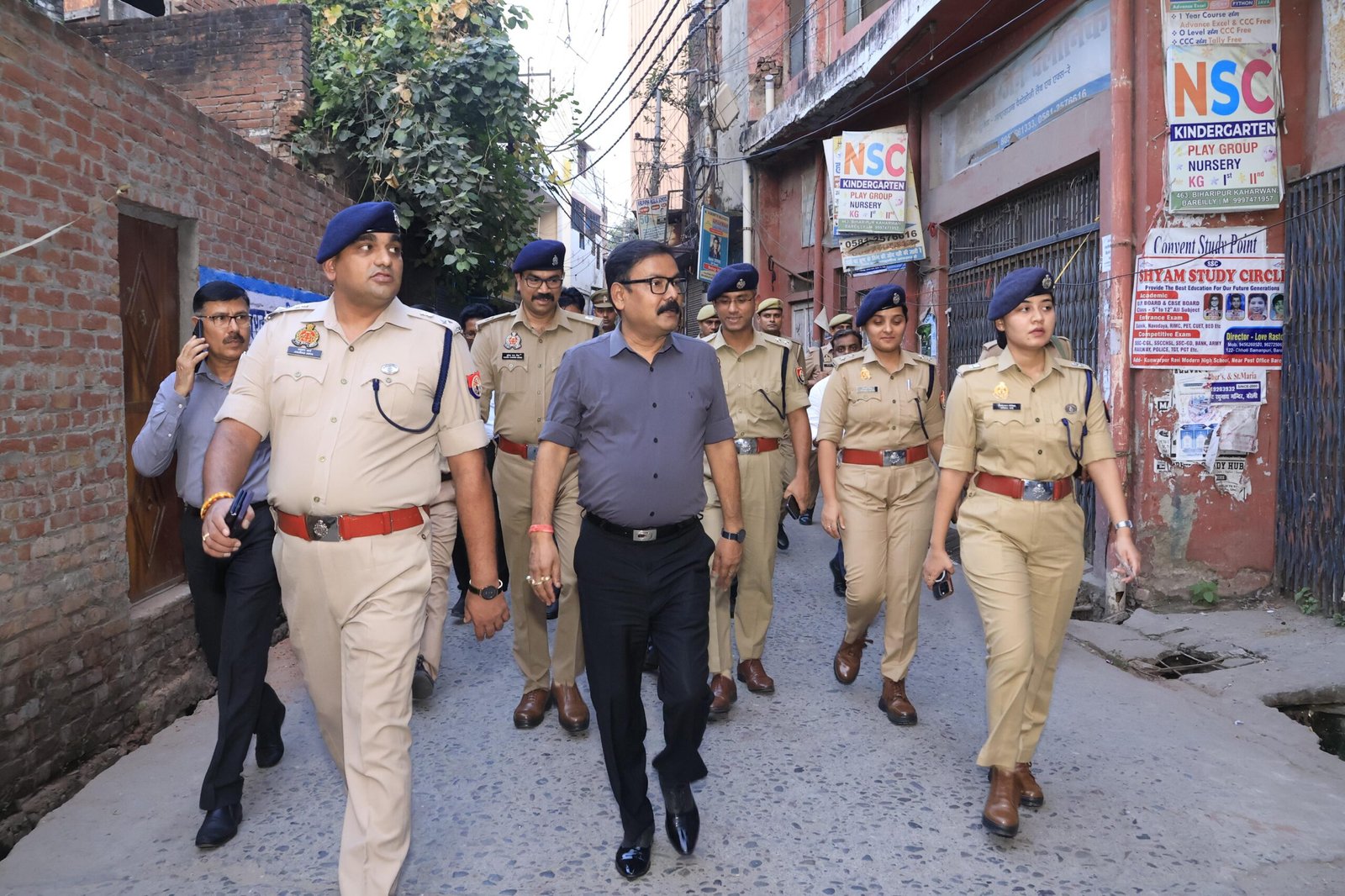 जिलाधिकारी, एसएसपी का फ्लैग मार्च, बिना अनुमति धरना-प्रदर्शन पर होगी सख्त कार्रवाई