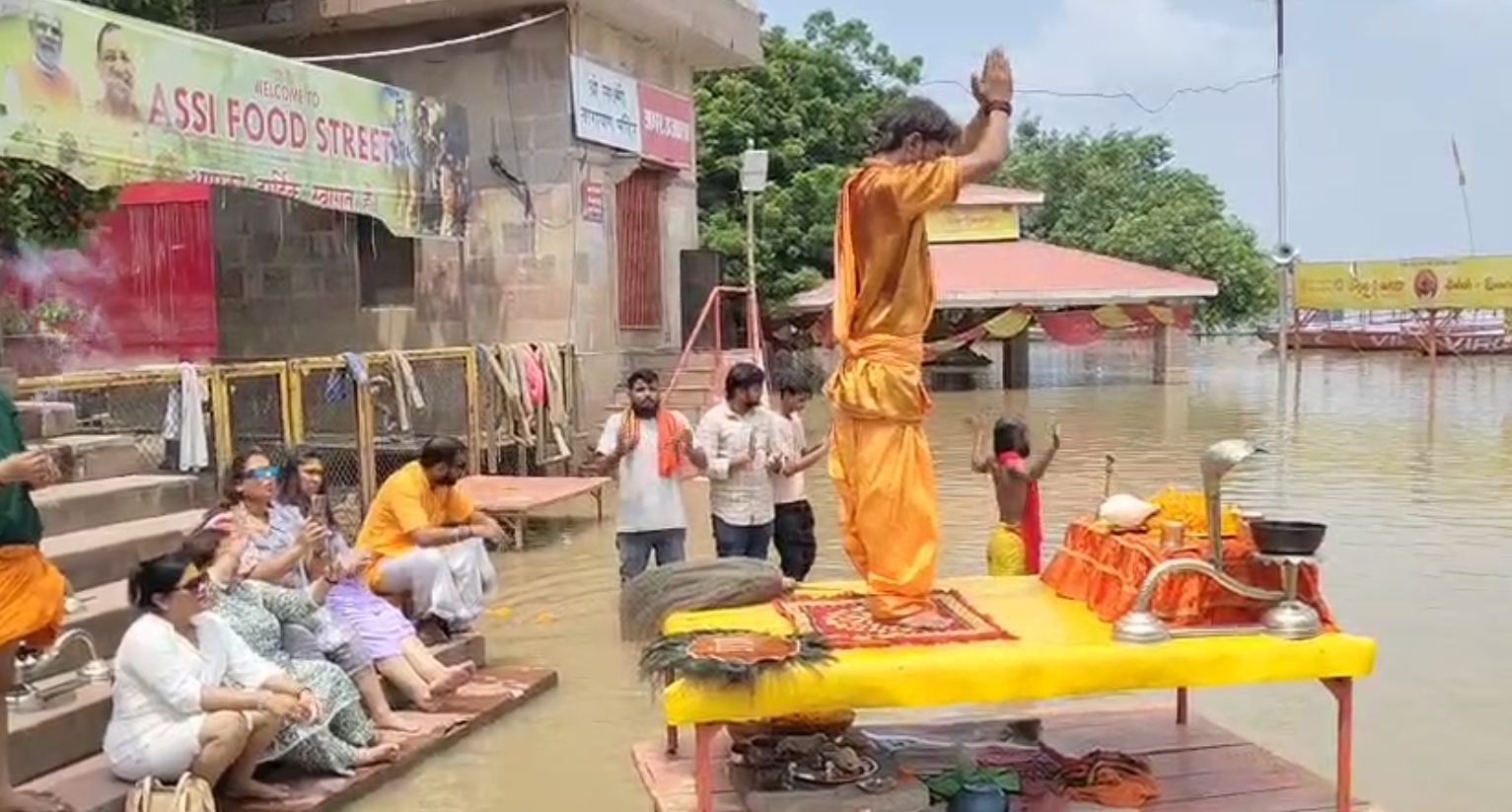 चंद्र ग्रहण पर वाराणसी में मंदिर के कपाट बंद, गंगा आरती से लेकर काशी विश्वनाथ तक आरती के समय बदलें1