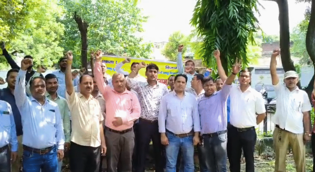 सहारनपुर में जल निगम कर्मियों ने मनाया काला दिवस, वेतन-पेंशन संकट से जूझ रहे कर्मचारी