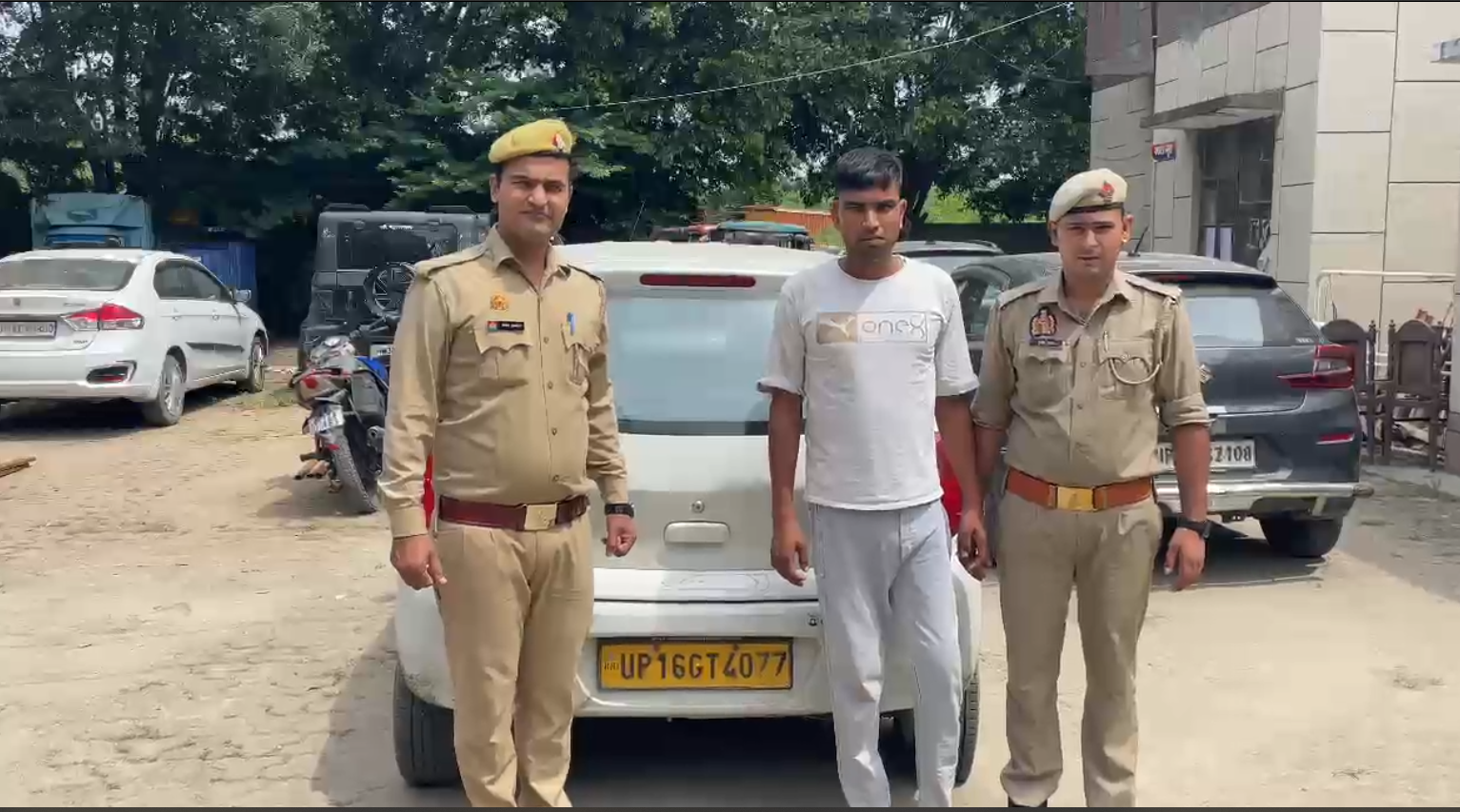 गाजियाबाद इंदिरापुरम में ट्रैफिक पुलिसकर्मी पर हमला1
