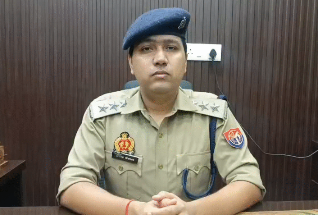 गाजियाबाद इंदिरापुरम में ट्रैफिक पुलिसकर्मी पर हमला