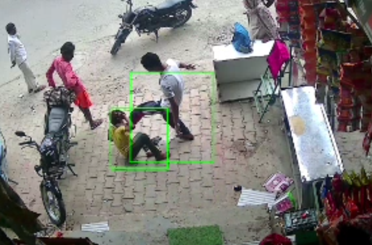 मिठाई वालें की मिठाई को बासी बताने पर मिठाई वाले ने 10 वर्ष के बच्चे को उठा कर पटका