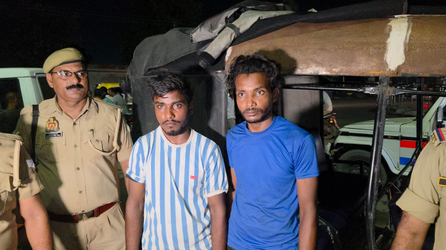 ऑटो की छत में छिपाकर ला रहे थे 30 किलो गांजा, दो तस्कर गिरफ्तार