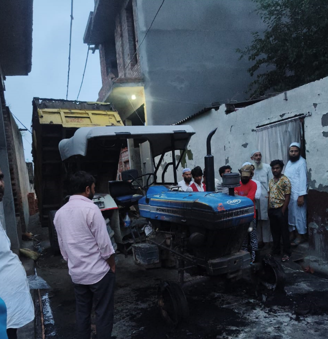 रेत खाली करते समय लटकी हुई हाई टैंशन लाईन से टच हुई ट्राली तो जल उठा ट्रैक्टर1