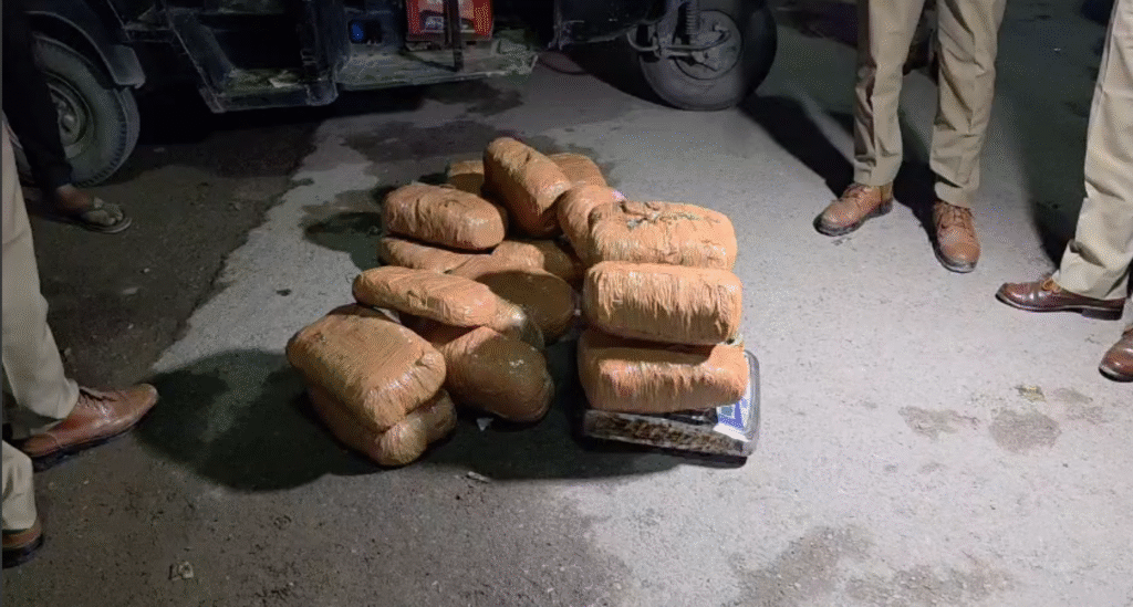 ऑटो की छत में छिपाकर ला रहे थे 30 किलो गांजा, दो तस्कर गिरफ्तार