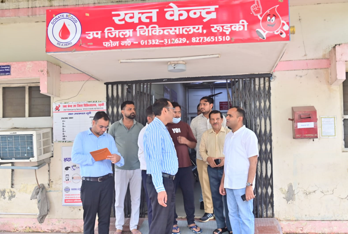 डीएम ने किया रुड़की चिकित्सालय का औचक निरीक्षण, खराब सीटी स्कैन और साफ-सफाई पर नाराजगी1