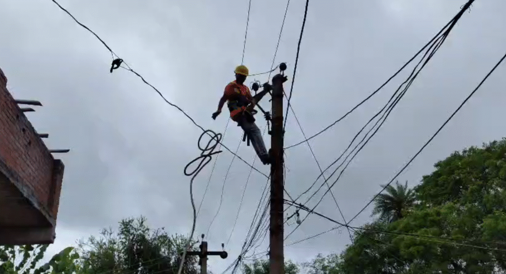 रेत खाली करते समय लटकी हुई हाई टैंशन लाईन से टच हुई ट्राली तो जल उठा ट्रैक्टर