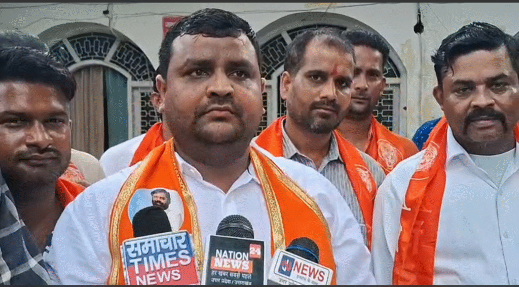 "गंभीर हमला: मनोज उर्फ लल्लन दुबे पर हमले को लेकर शिवसेना का रोष, मुरादाबाद में सौंपा ज्ञापन"