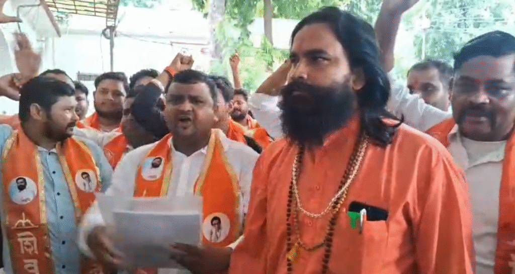 "गंभीर हमला: मनोज उर्फ लल्लन दुबे पर हमले को लेकर शिवसेना का रोष, मुरादाबाद में सौंपा ज्ञापन"