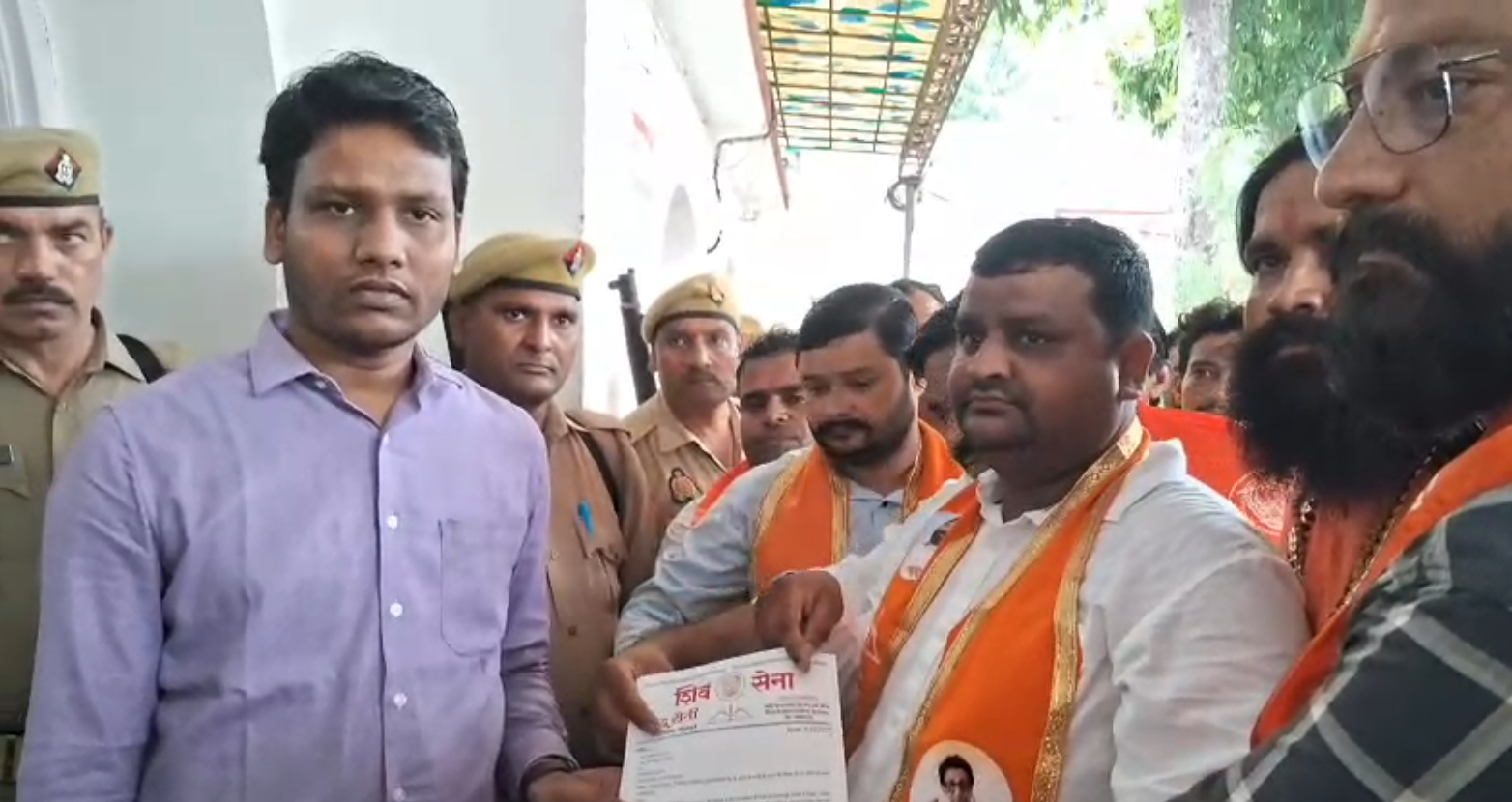 “गंभीर हमला: मनोज उर्फ लल्लन दुबे पर हमले को लेकर शिवसेना का रोष, मुरादाबाद में सौंपा ज्ञापन”1