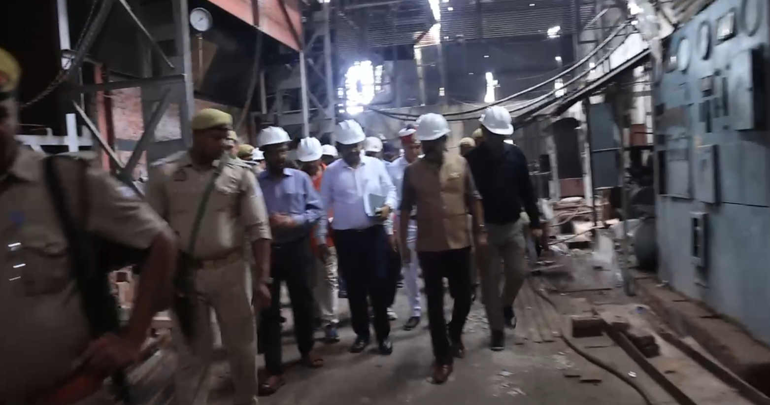 प्रशासनिक सख्ती के साथ डीएम ने लिया चीनी मिल का जायजा1