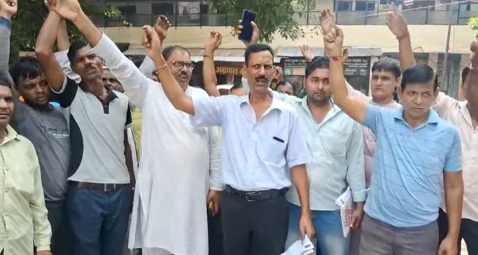 सिटी ऑटो रिक्शा चालक वेलफेयर एसोसिएशन ने विभिन्न मांगों को लेकर मंडल आयुक्त को सोपा ज्ञापन