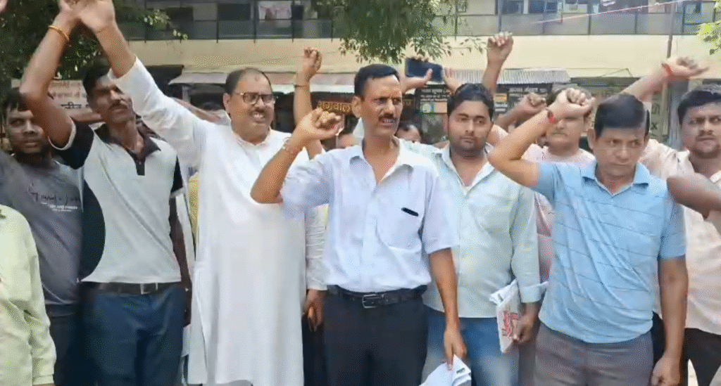 सिटी ऑटो रिक्शा चालक वेलफेयर एसोसिएशन ने विभिन्न मांगों को लेकर मंडल आयुक्त को सोपा ज्ञापन