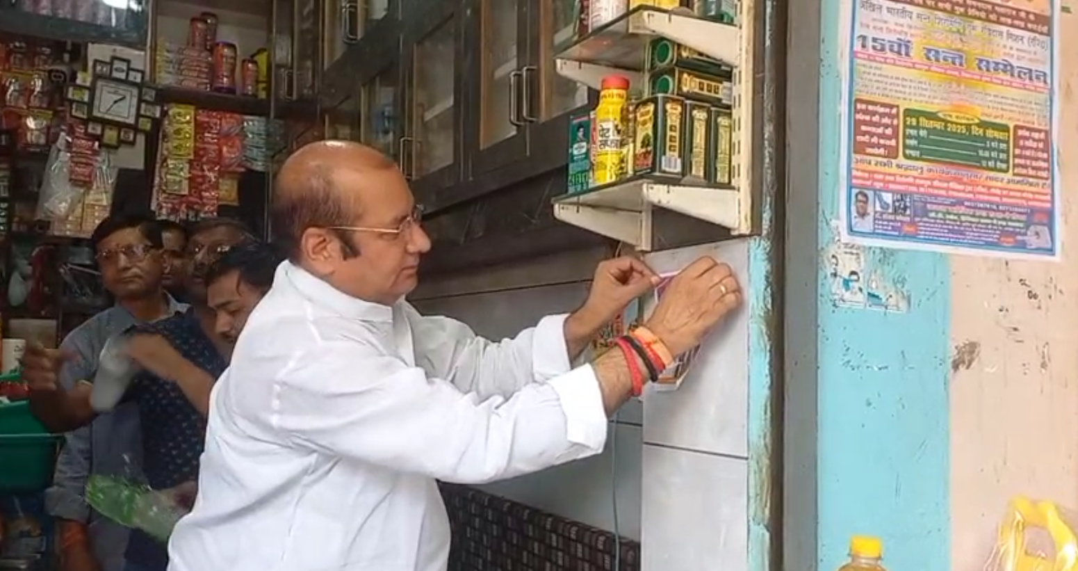 घटी GST को लेकर व्यापारियों के प्रतिष्ठानों पर जाकर की मुलाकात