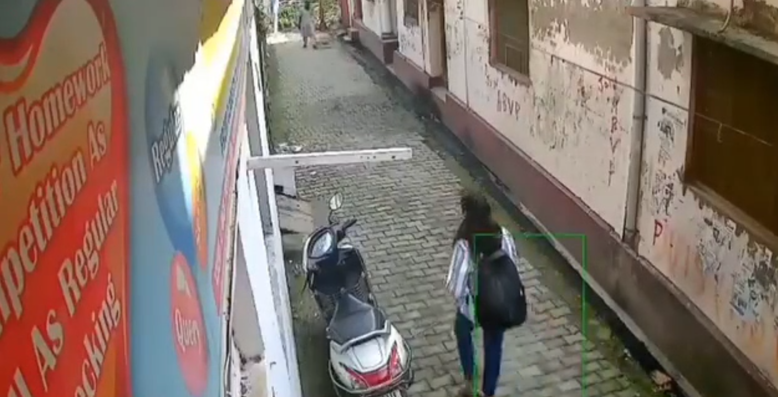 कोचिंग सेंटर जा रही छात्रा से दिनदहाड़े छेड़छाड़, CCTV में कैद हुई वारदात।