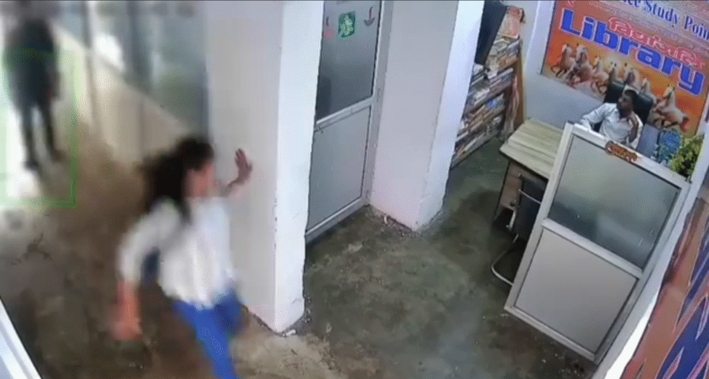 कोचिंग सेंटर जा रही छात्रा से दिनदहाड़े छेड़छाड़, CCTV में कैद हुई वारदात।