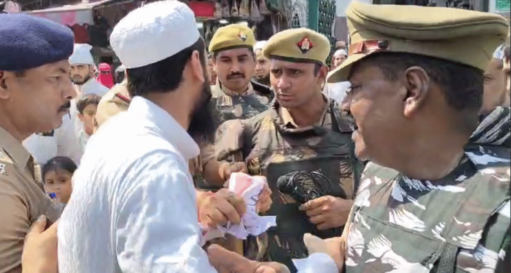 जुम्मे की नमाज के कुछ देर बाद ही एक युवक ने बीच बाजार में आई love मोहम्मद का पोस्ट दिखाया पुलिस ने किया गिरफ्तार