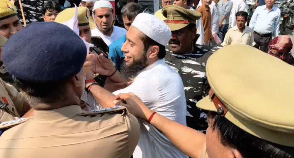 जुम्मे की नमाज के कुछ देर बाद ही एक युवक ने बीच बाजार में आई love मोहम्मद का पोस्ट दिखाया पुलिस ने किया गिरफ्तार