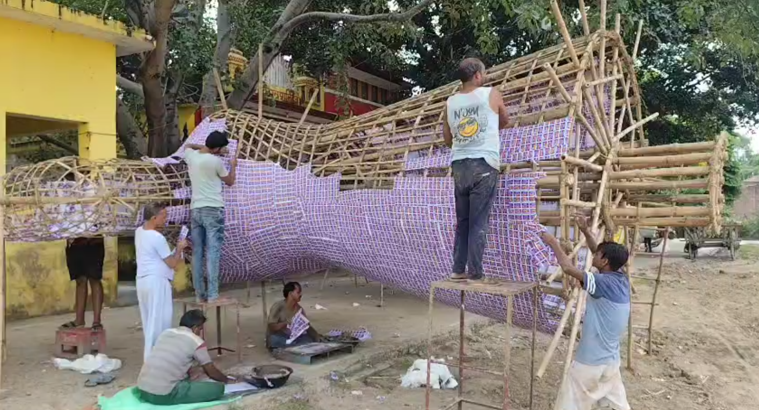 जालौन में दशहरा की तैयारी, धनुताल के मैदान में 5 दशक से 40 फीट ऊंचे रावण-मेघनाद के पुतले बनाते चले आ रहे पीढ़ी दर पीढ़ी मुस्लिम कारीगर