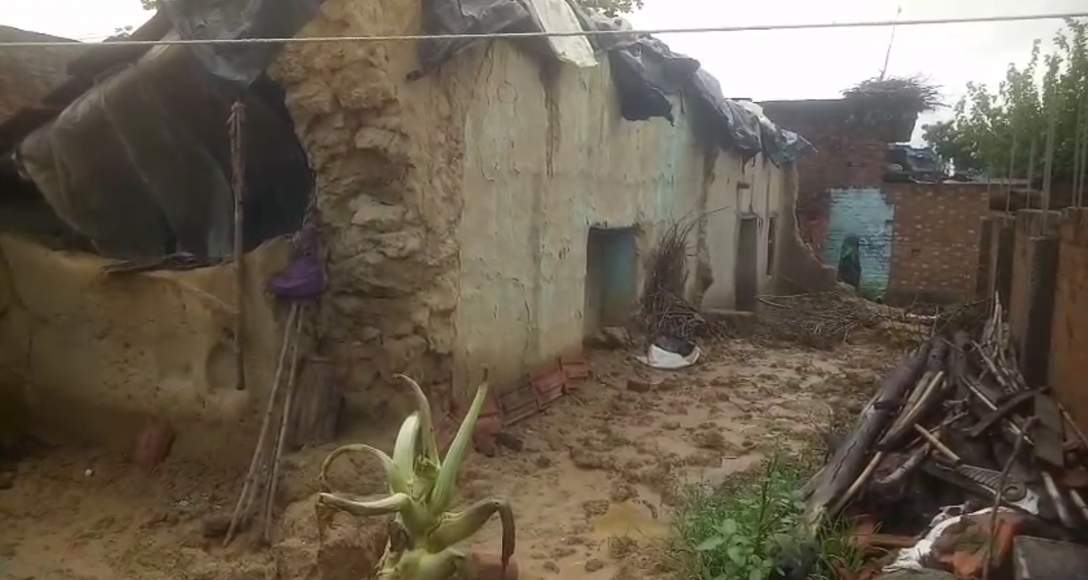 बरेली में बारिश का कहर, फरीदपुर क्षेत्र में जर्जर मकान बने खतरा