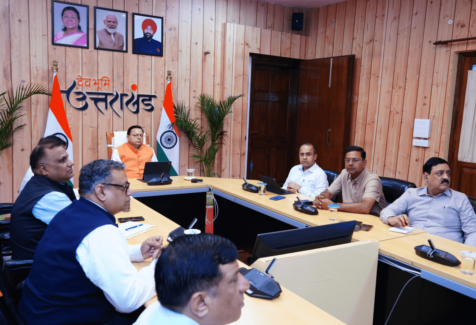 मुख्यमंत्री धामी ने दिए निर्माण कार्यों में तेजी लाने के निर्देश