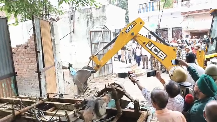 बरेली में कानून तोड़ने वालों पर चला बुलडोज़र, सत्ता और सियासत में हड़कंप