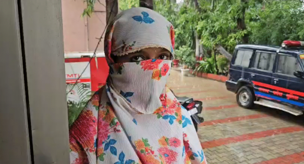 एक युवक ने धर्म छुपाकर युवती से न केवल शादी का झांसा दिया बल्कि एक साल तक दुष्कर्म करता रहा।