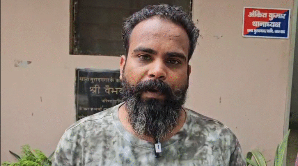 एक युवक ने धर्म छुपाकर युवती से न केवल शादी का झांसा दिया बल्कि एक साल तक दुष्कर्म करता रहा।