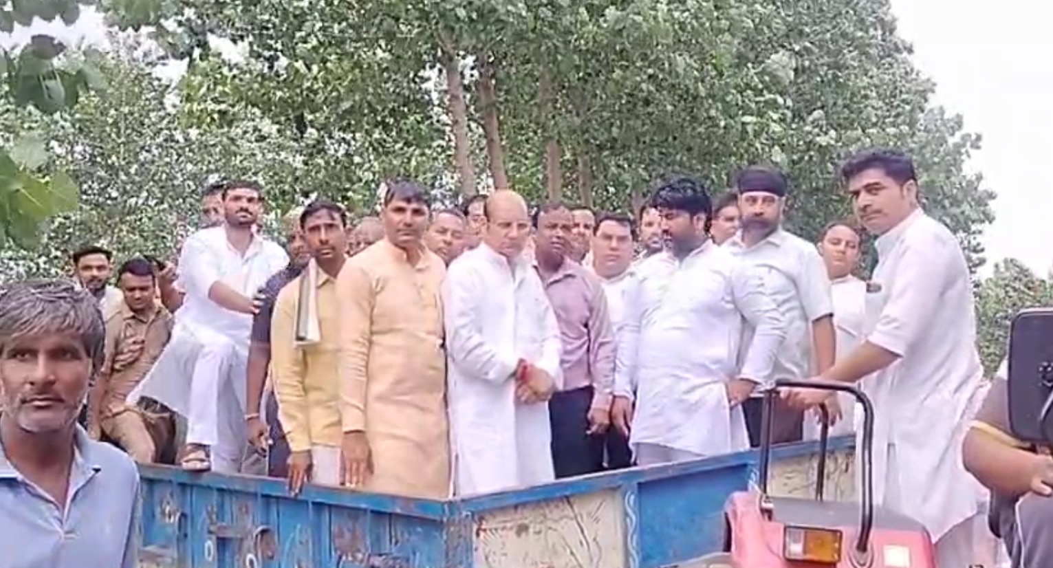 विधायक किरत सिंह ने ट्रैक्टर-ट्रॉली पर सवार होकर बाढ प्रभावित क्षेत्रों का किया दौरा पीड़ित किसानों से की बात1