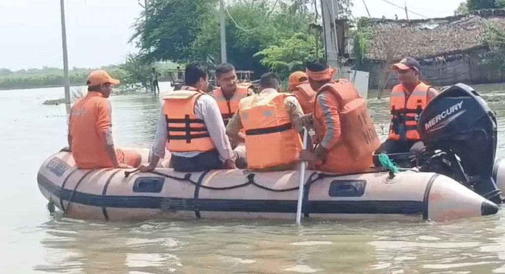 लखीमपुर खीरी में बड़ा हादसा, बाढ़ राहत लेने जा रहे लोगों की नाव पलटी…दो के डूबने की आशंका