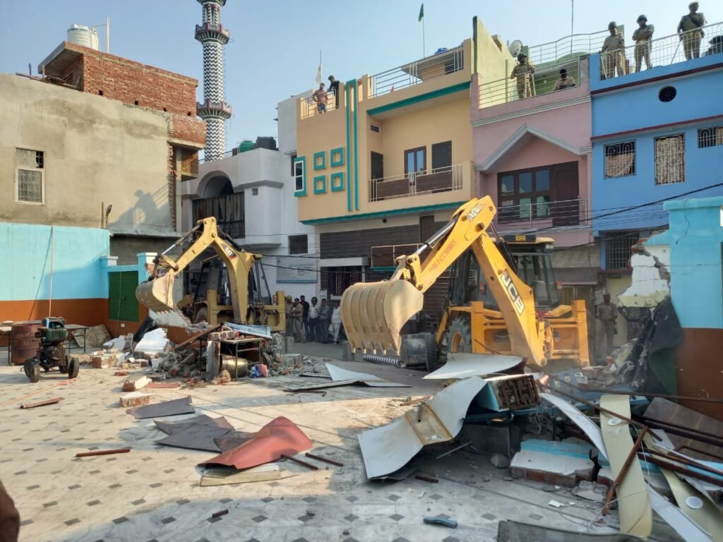 मौलाना तौकीर के नजदीकी नफीस के बारात घर पर चला बुलडोजर