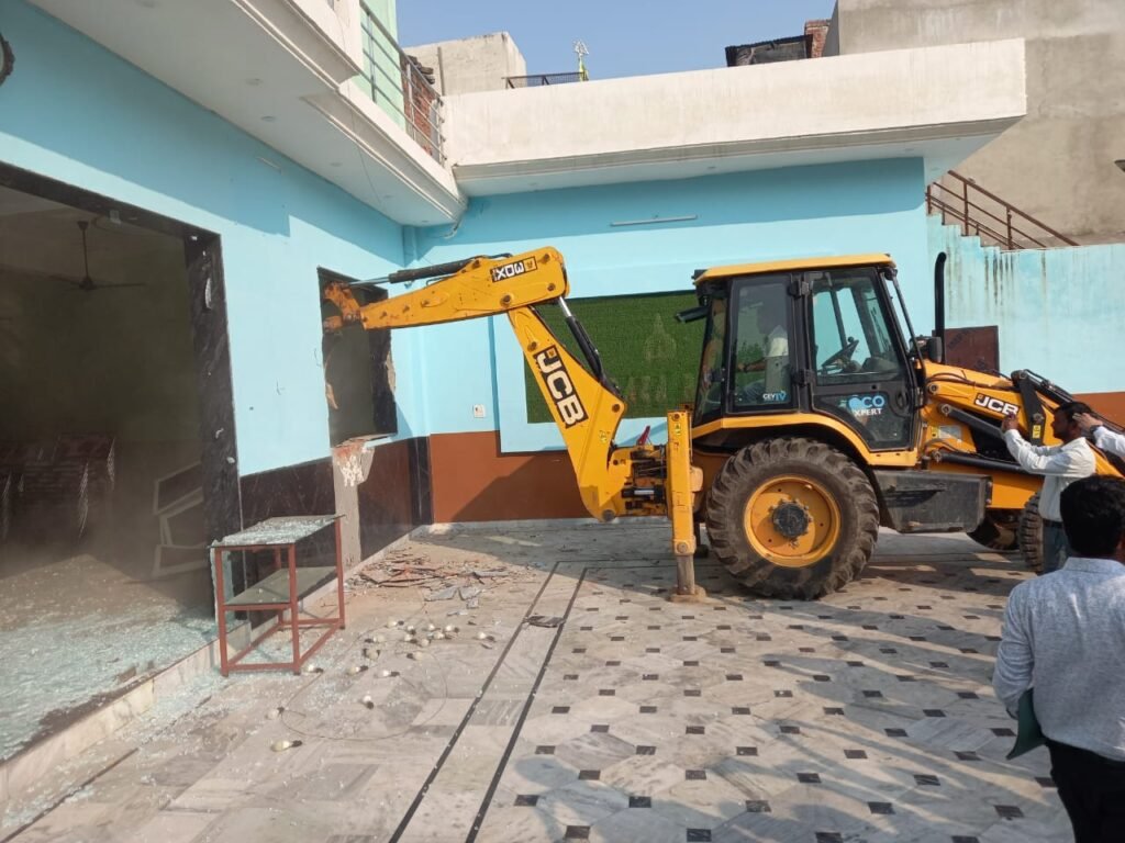 मौलाना तौकीर के नजदीकी नफीस के बारात घर पर चला बुलडोजर