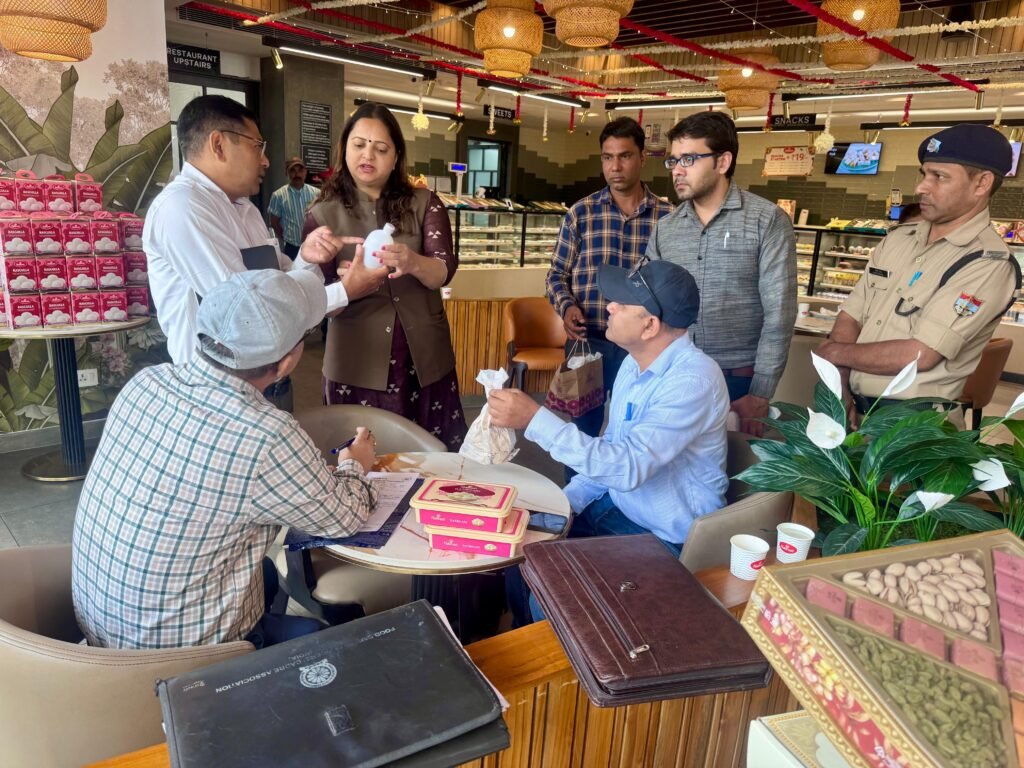 दीपावली के मद्देनजर देहरादून में मिठाई और चमचम के लिए लिए नमूने