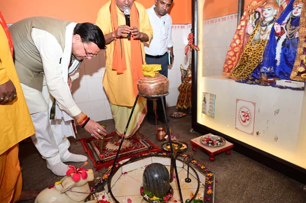 "सीएम धामी ने खटीमा के पशुपतिनाथ मंदिर में की पूजा: प्रदेश की समृद्धि की कामना"