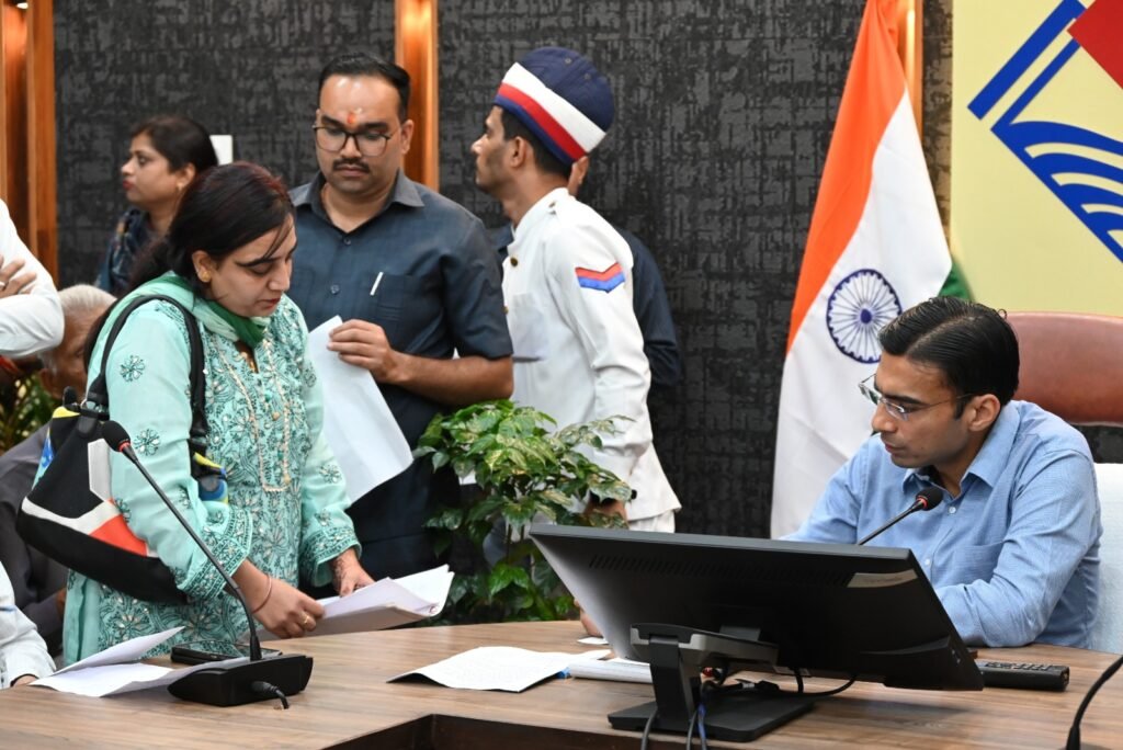 डीएम के दखल पर शिक्षिका का स्कूल पर बकाया 78 हजार मिले-दो माह का वेतन और सुरक्षा राशि दबाए बैठा था स्कूल प्रबंधन